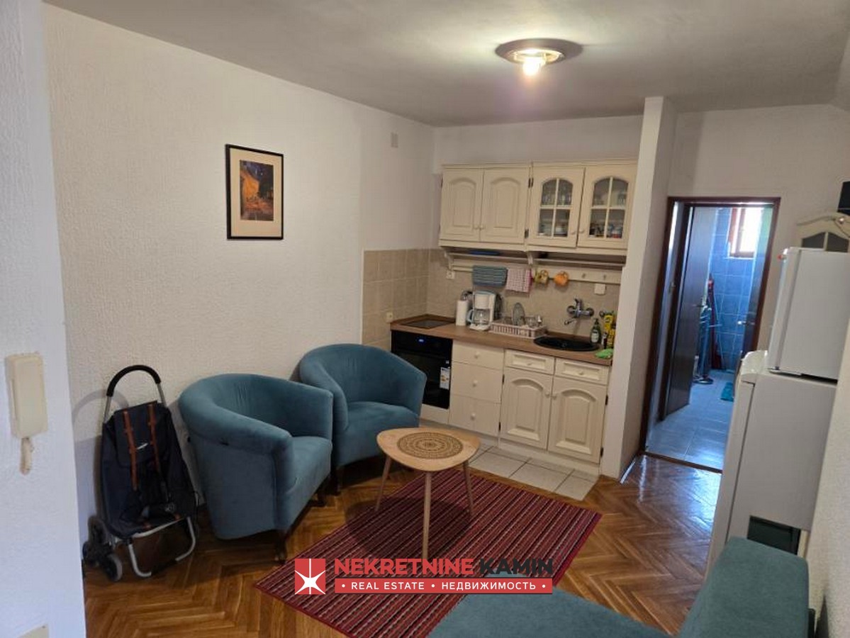 Izdaje se manji jednosoban stan u blizini hotela Idila, Velji Vinogradi, Budva